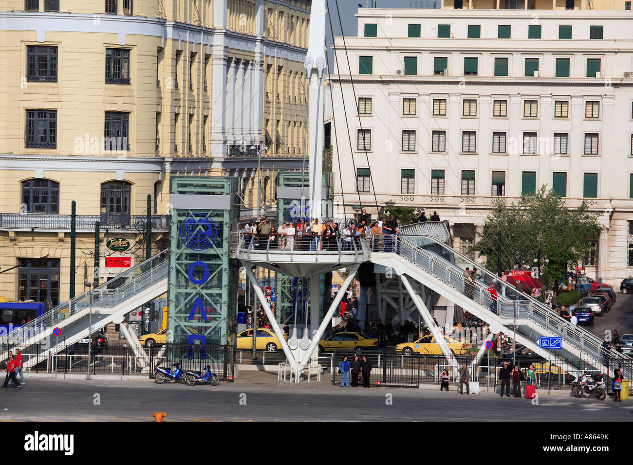 Grèce ATTICA ATHENS PIRAEUS HARBOR VUE DE L'ATTIKO METRO STATION ET LA NOUVELLE passerelle pour piétons Banque D'Images