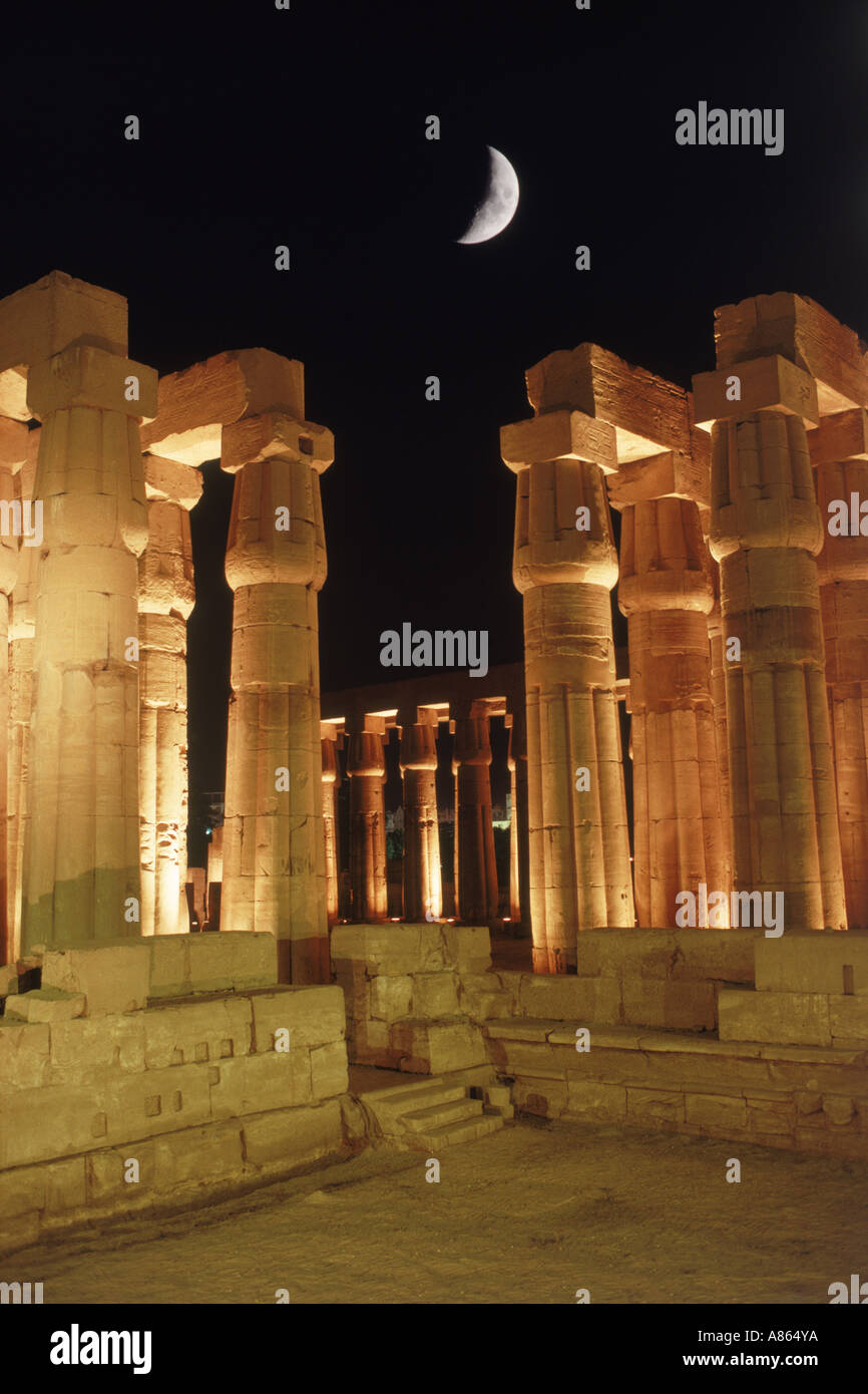 Les Colonnades d'Amenhotep III à Louxor sur la rive Est du Nil en Egypte Banque D'Images