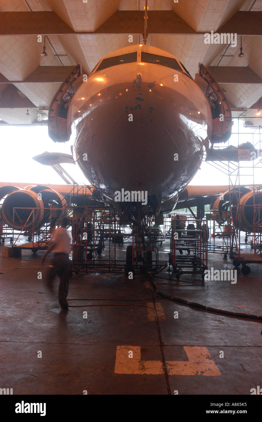 Des avions Indian Airlines sont en réparation à l'atelier de l'aéroport, Bombay, mumbai Inde, asie Banque D'Images