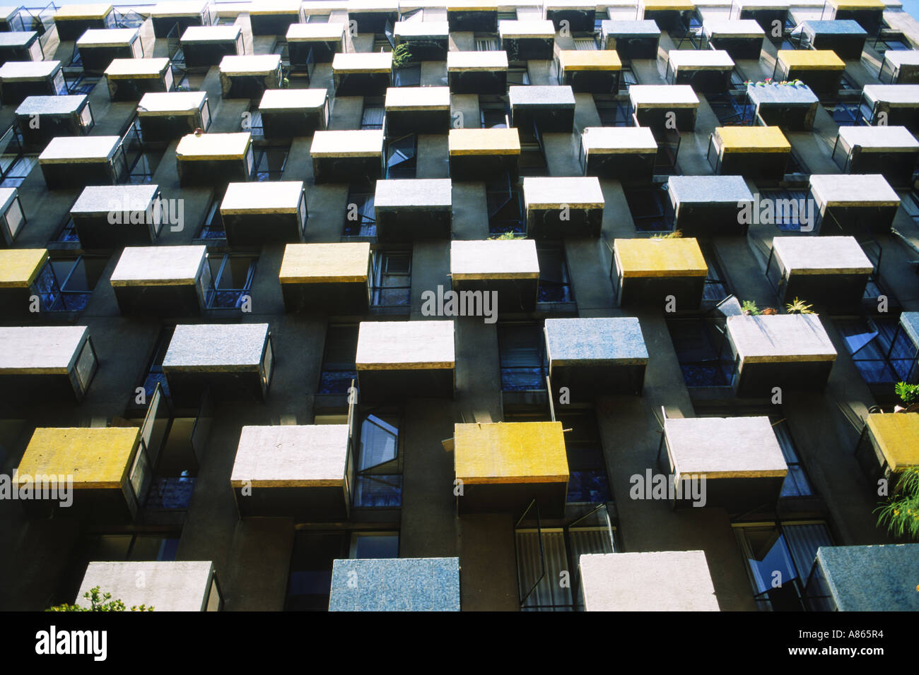 Appartement de grande hauteur de la ville d'un balcon comme blocs de cellules ou des boîtes à Santiago Banque D'Images