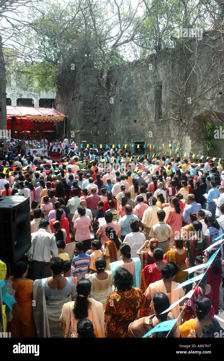 MPD77552 foule de chrétiens de Marol ont assisté à la messe et alentours Banque D'Images