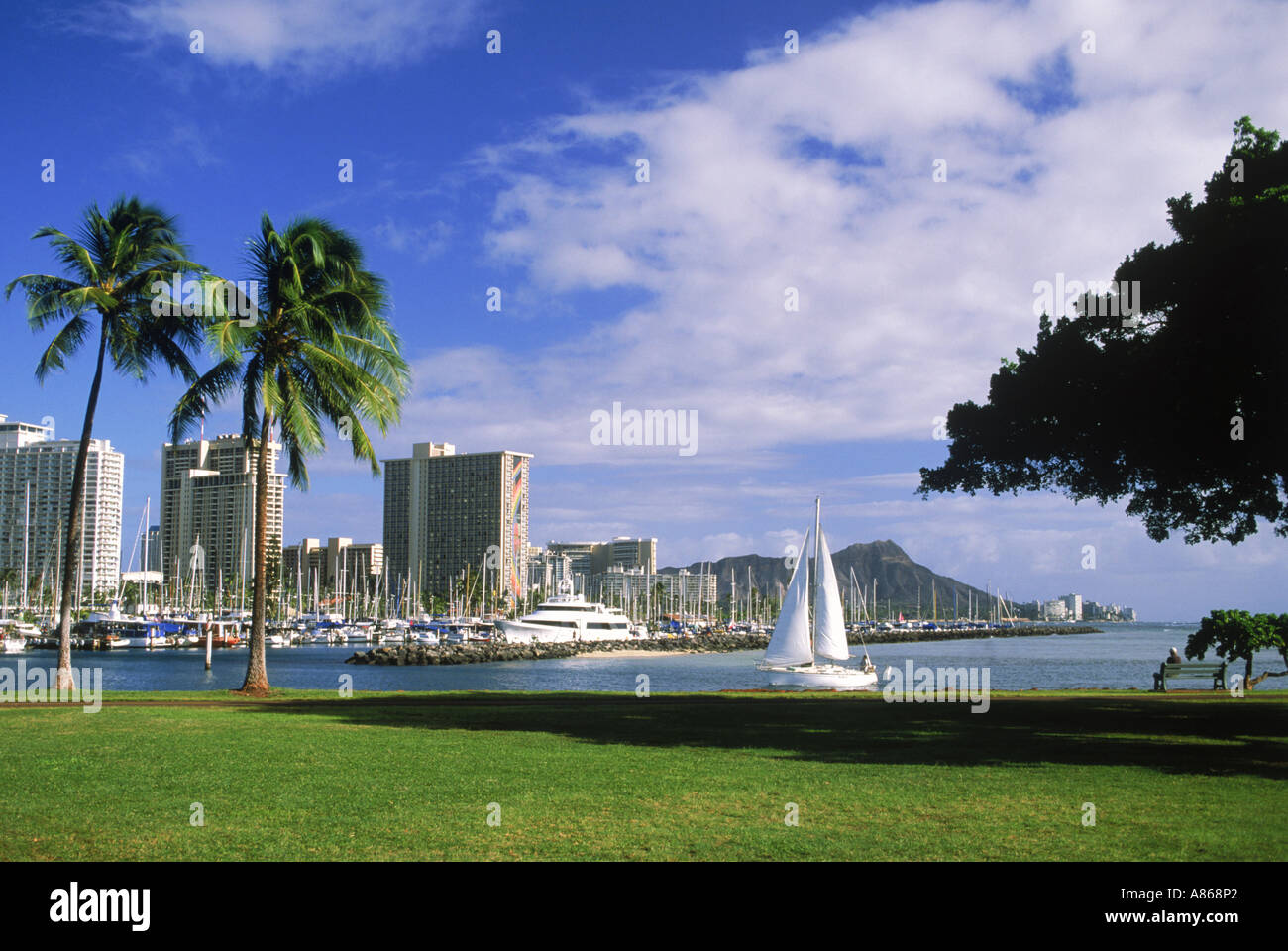 Voilier entrant dans le port d'Ala Wai avec Diamond Head et Waikiki Hôtels de Magic Island Banque D'Images