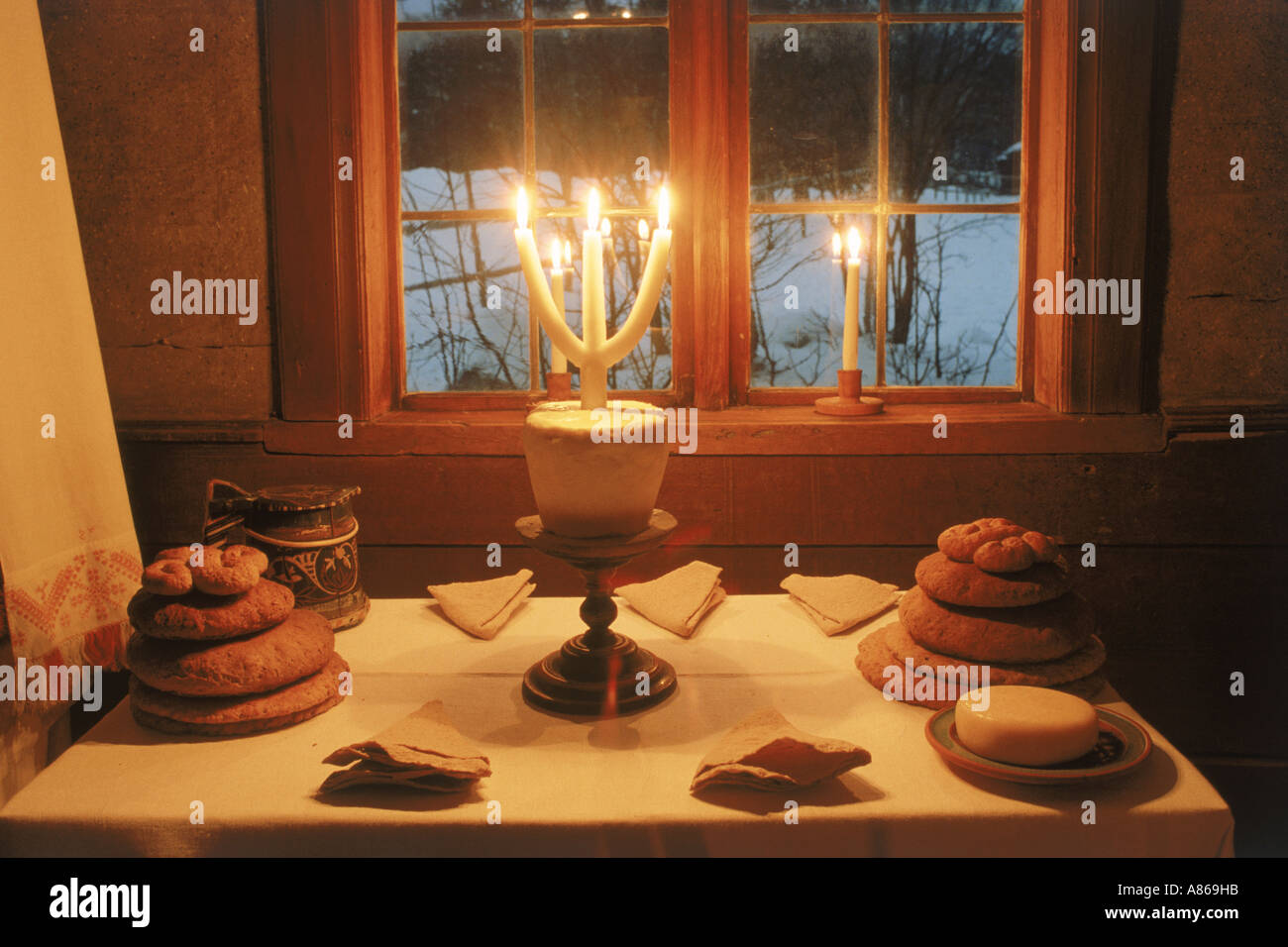 Ancienne table de Noël suédois ou julbord à partir de 1850 à Skansen à Stockholm avec fromage, pain frais, jambon rôti, et des bougies Banque D'Images