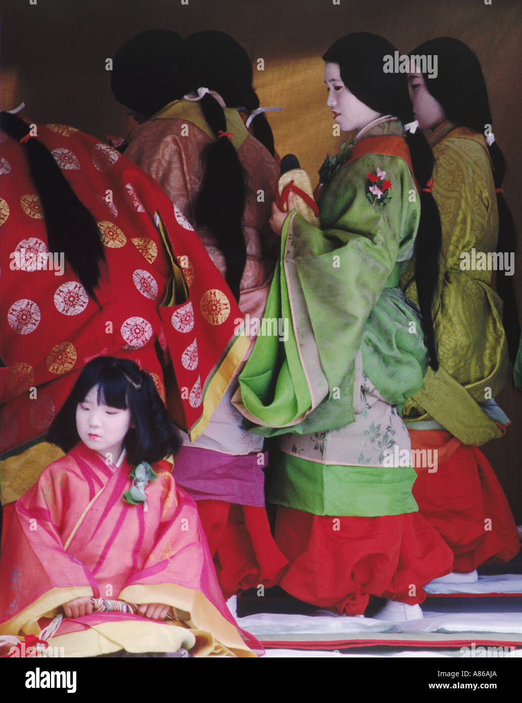 Cour traditionnelle mesdames et enfant de kimonos colorés à Aoi Matsuri Festival à Kyoto. Le Japon Banque D'Images