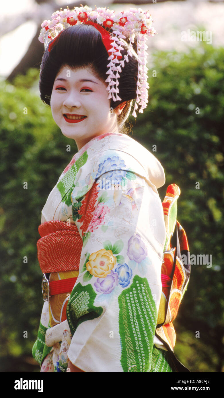 Geisha dans Tokyo parc dans un kimono coloré Banque D'Images