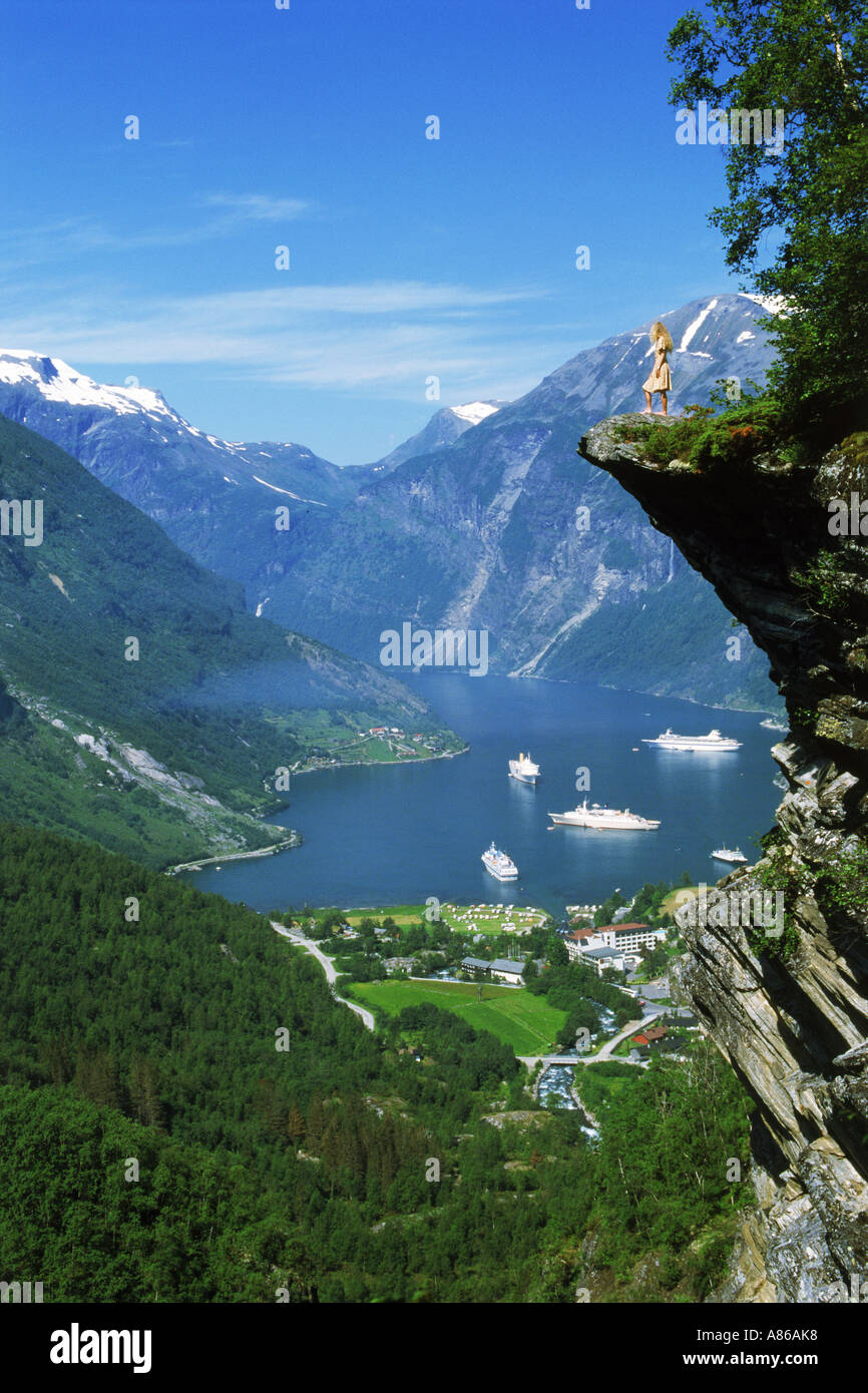 Femme norvégienne à Flydalsjuvet fjord de Geiranger ci-dessus ou avec des navires à passagers, le Geirangerfjord Banque D'Images Femme norvégienne à Flydalsjuvet fjord de Geiranger ci-dessus ou avec des navires à passagers, le Geirangerfjord Banque D'Images