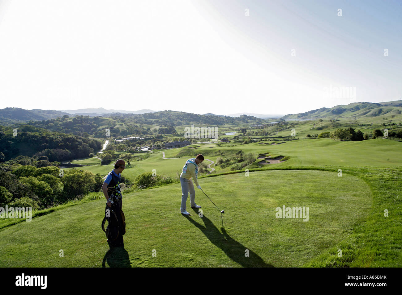 Voir de jeunes hommes jouant au golf. Banque D'Images