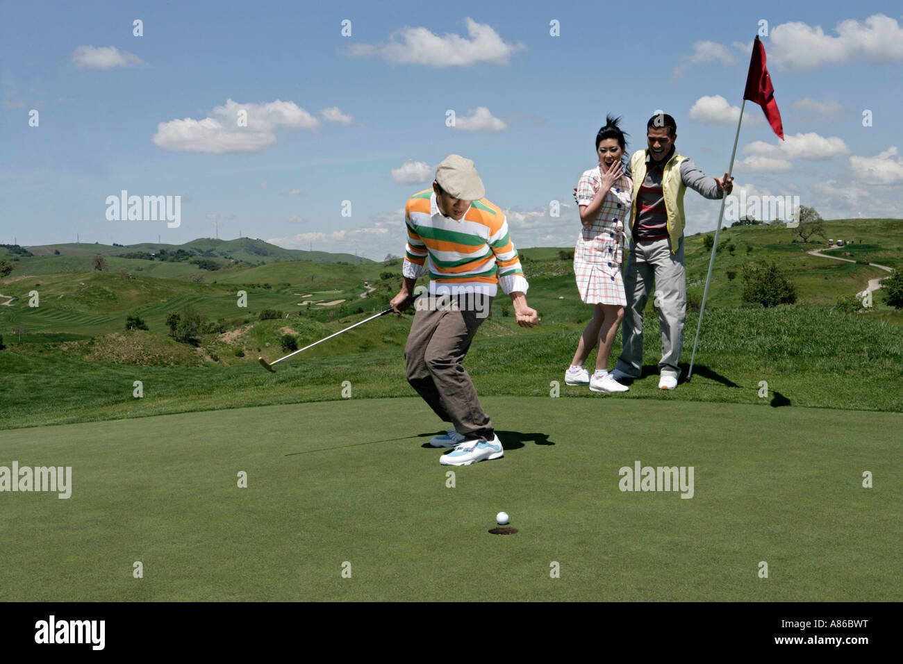 Voir des gens se réjouir sur un parcours de golf. Banque D'Images