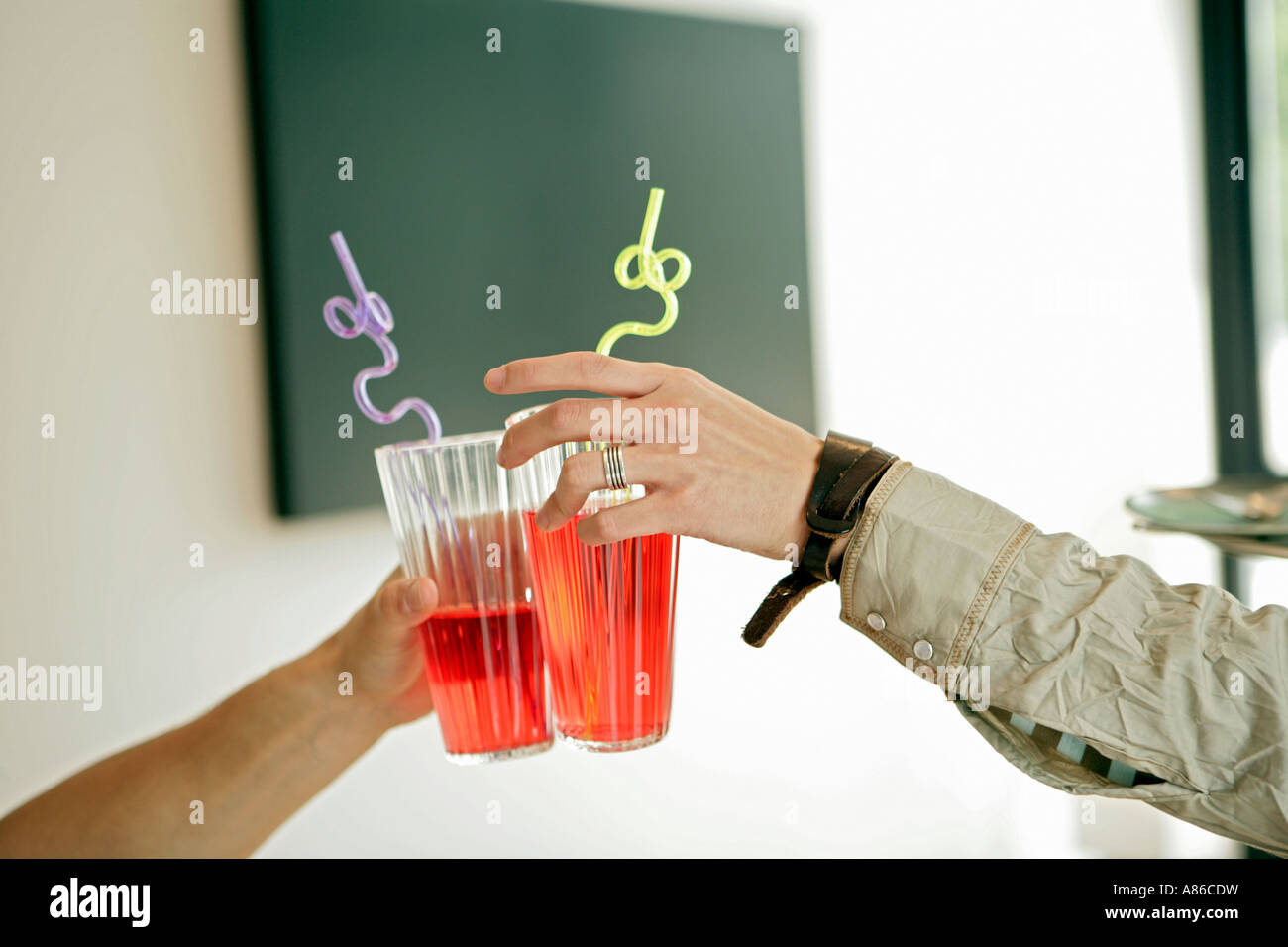 Deux verres de boissons mains acclamer, close-up Banque D'Images