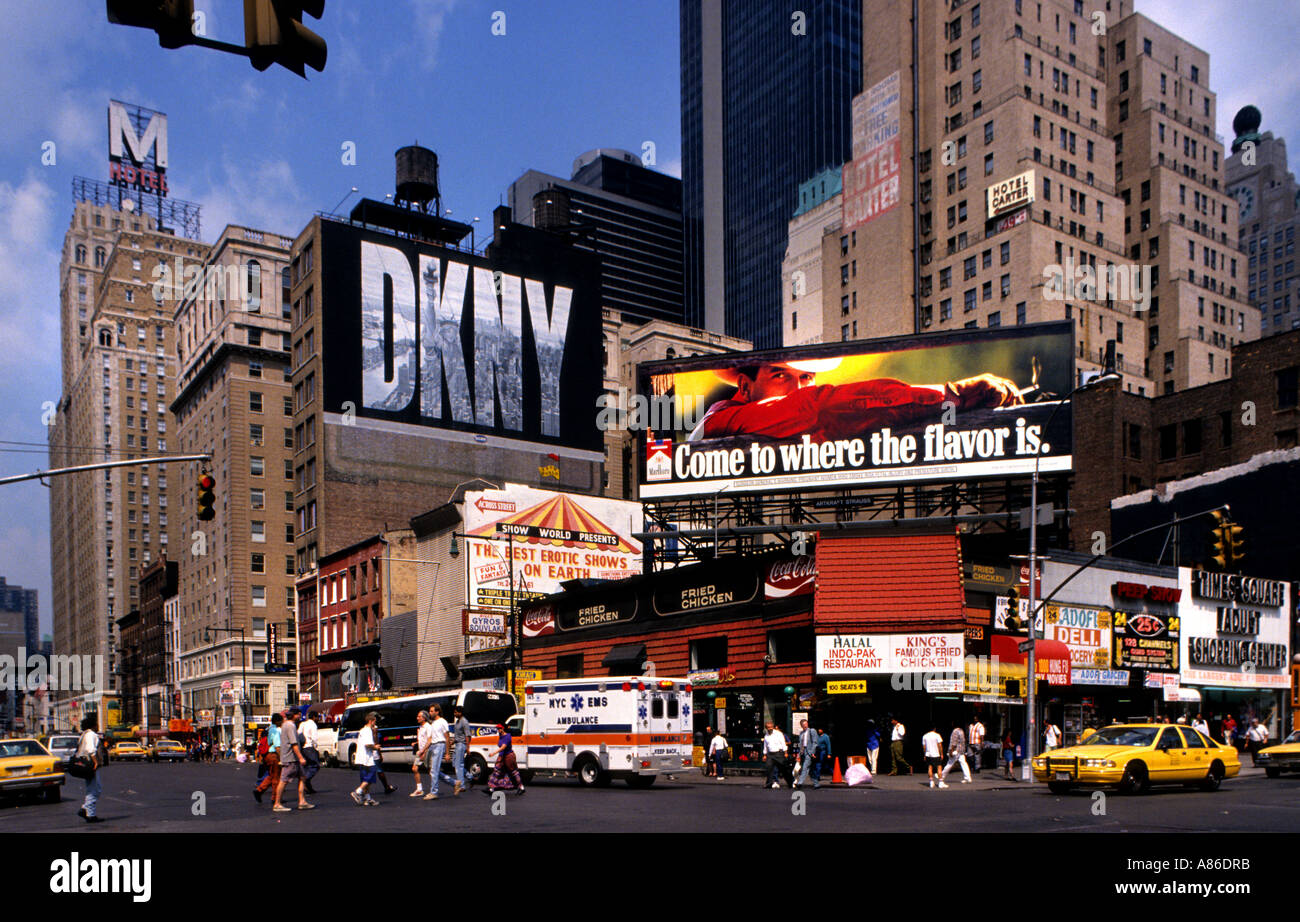 Les cigarettes de Marlboro cigarette près de Times Square, Broadway New York City Banque D'Images