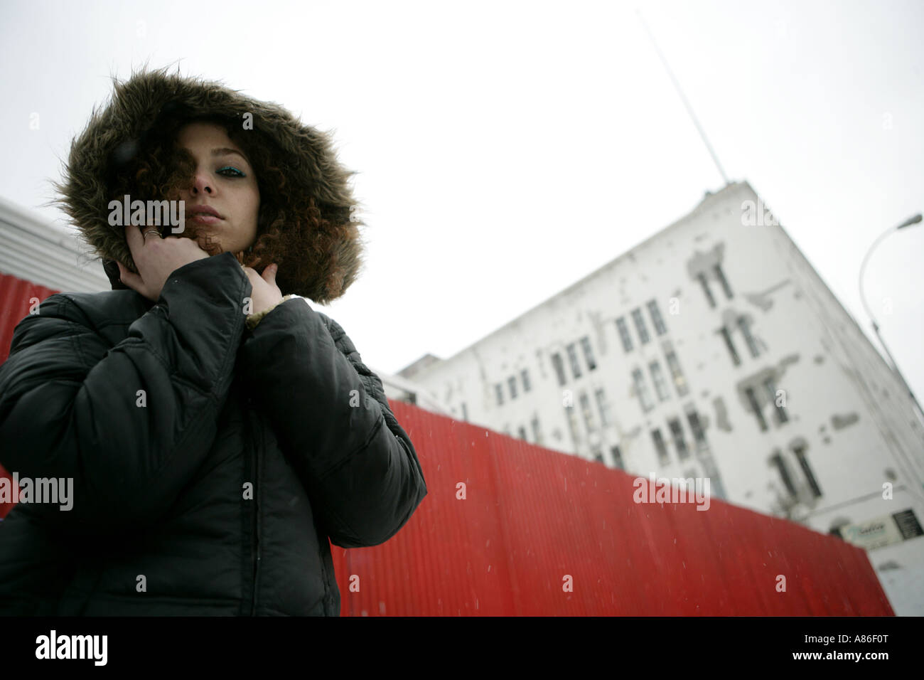 Femme avec manteau de vison, low angle view Banque D'Images