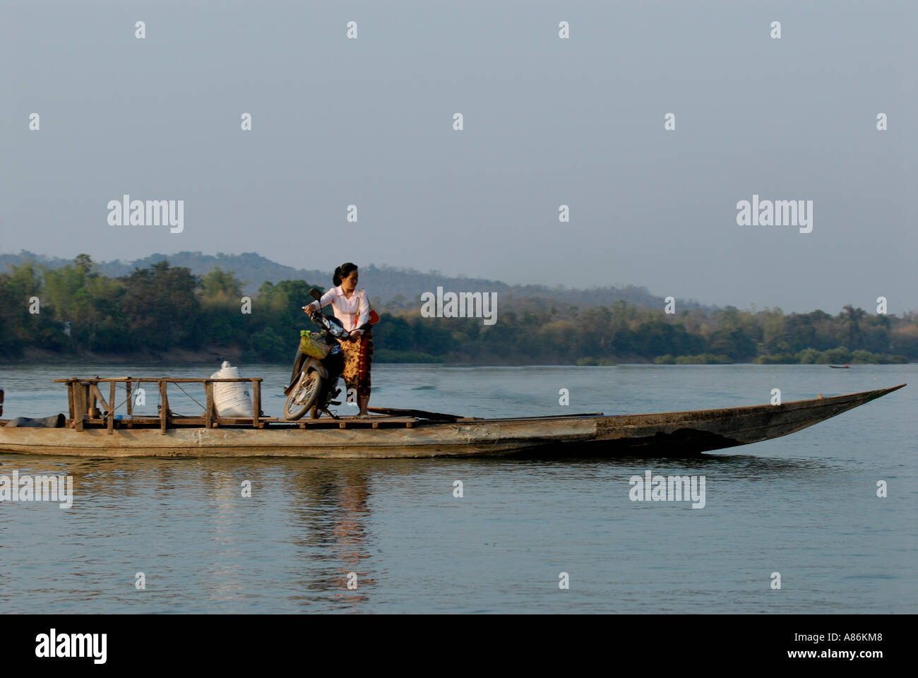 Femme avec le sud du Laos Mékong moto Banque D'Images