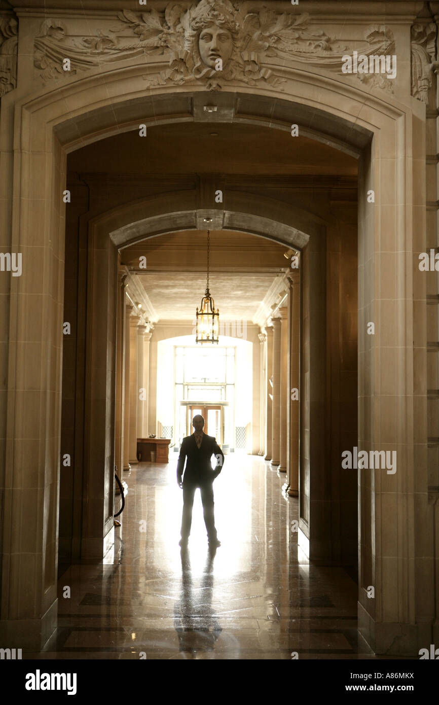 Vue d'un homme debout, dans un couloir. Banque D'Images