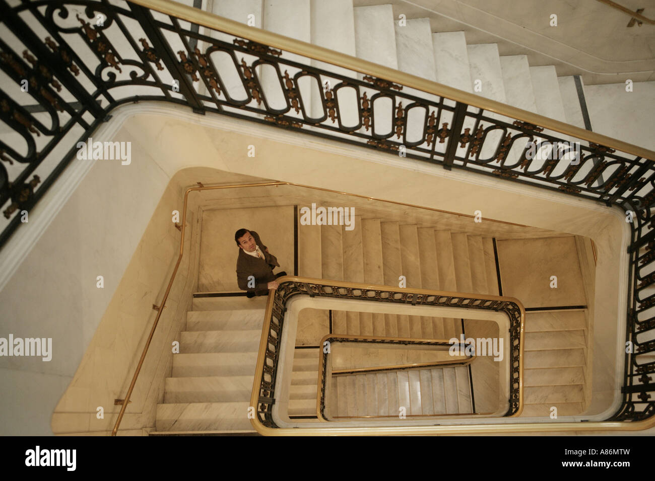 Vue d'un businessman descendre un escalier. Banque D'Images