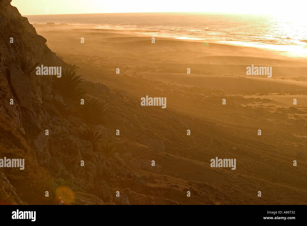 Le soleil se couche sur une plage sur la côte atlantique du Maroc Banque D'Images