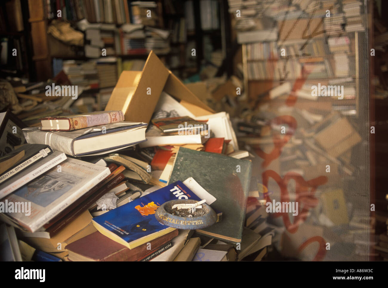 Vieux livres dans une boutique de livres d'occasion fenêtre Brighton East Sussex Angleterre des années 2001 2000 UK HOMER SYKES Banque D'Images
