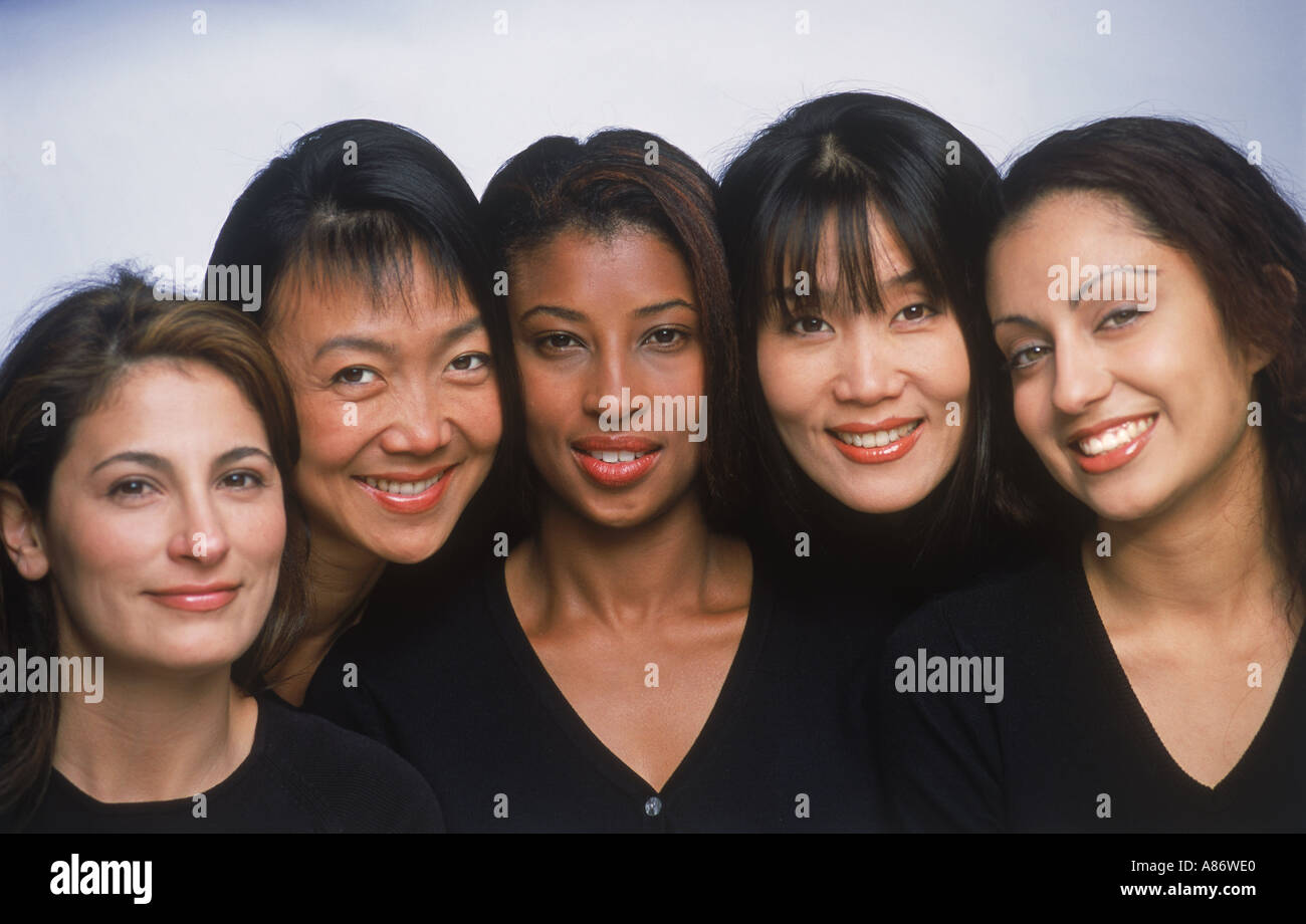 Cinq belles femmes et quatre races différentes Banque D'Images