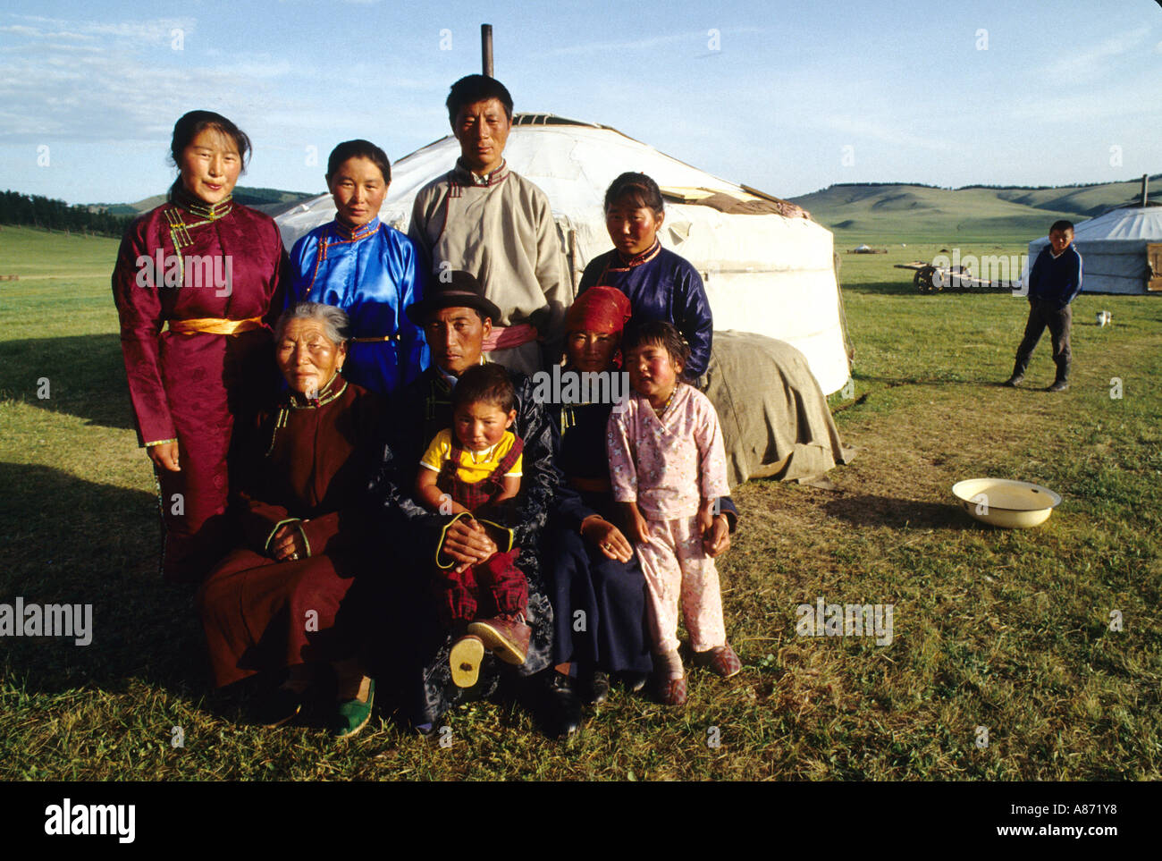 La Mongolie une famille en vêtements traditionnels en face de leur Khoevsgoel Jurts dans la province Banque D'Images