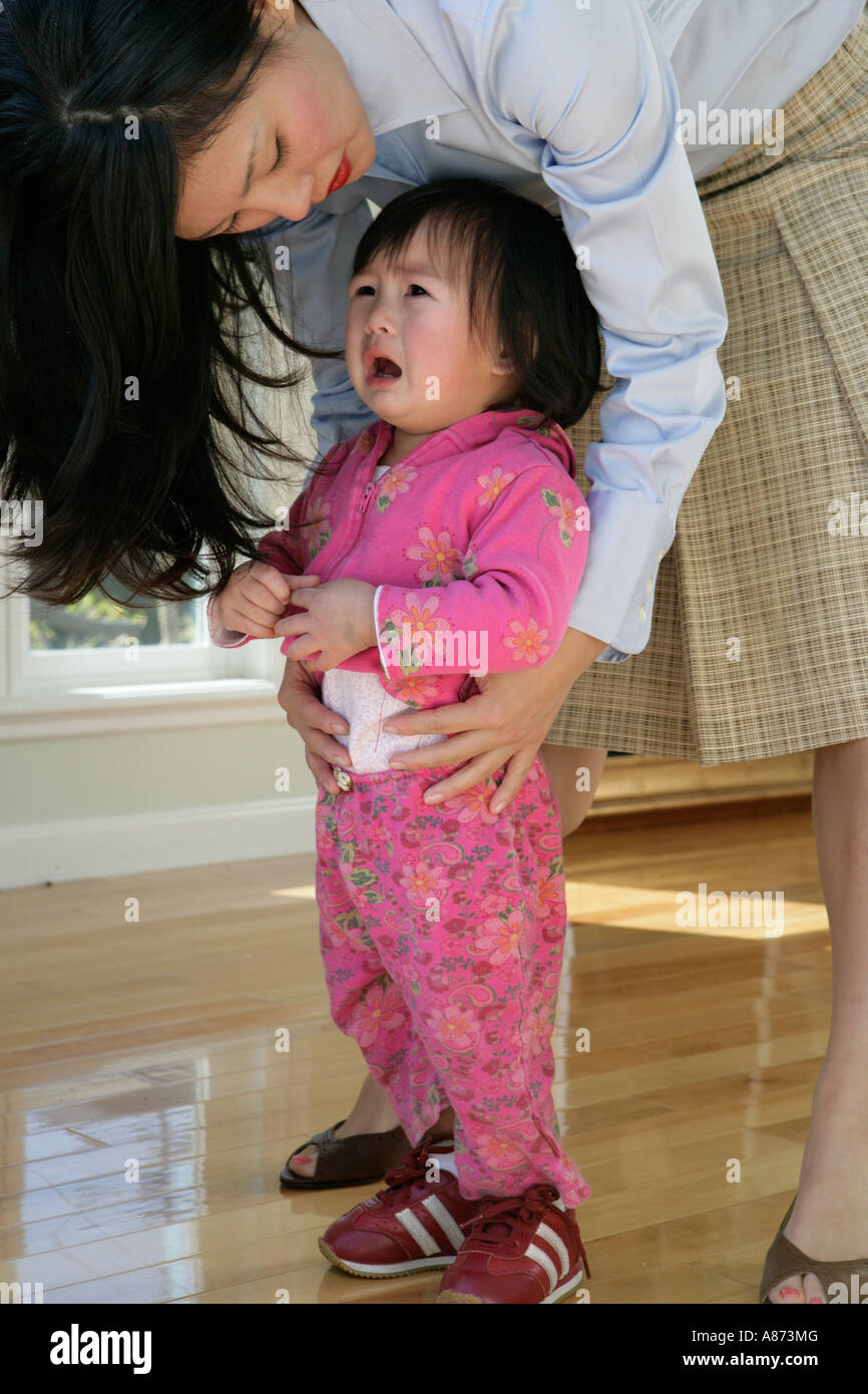 Mère et fille pleurer, side view Banque D'Images