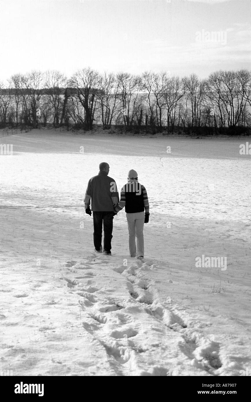 Couple Walking in snow Banque D'Images