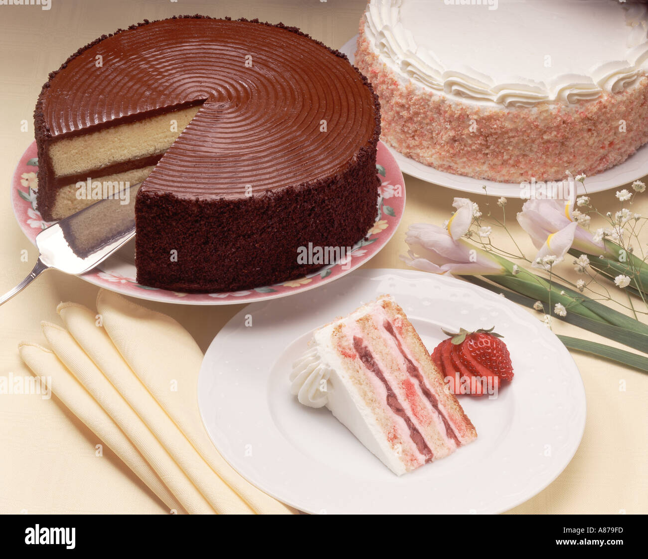 Tranche De Gateau Blanc Rempli De Fraises Sur Une Plaque A Cote D Un Gateau Avec Glacage Chocolat Blanc Et Un Gateau Avec Une Tranche Supprime Photo Stock Alamy