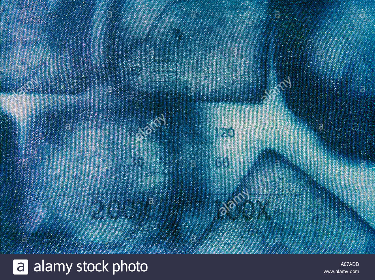 Les grains microscopiques cristaux de sel à 100X Banque D'Images