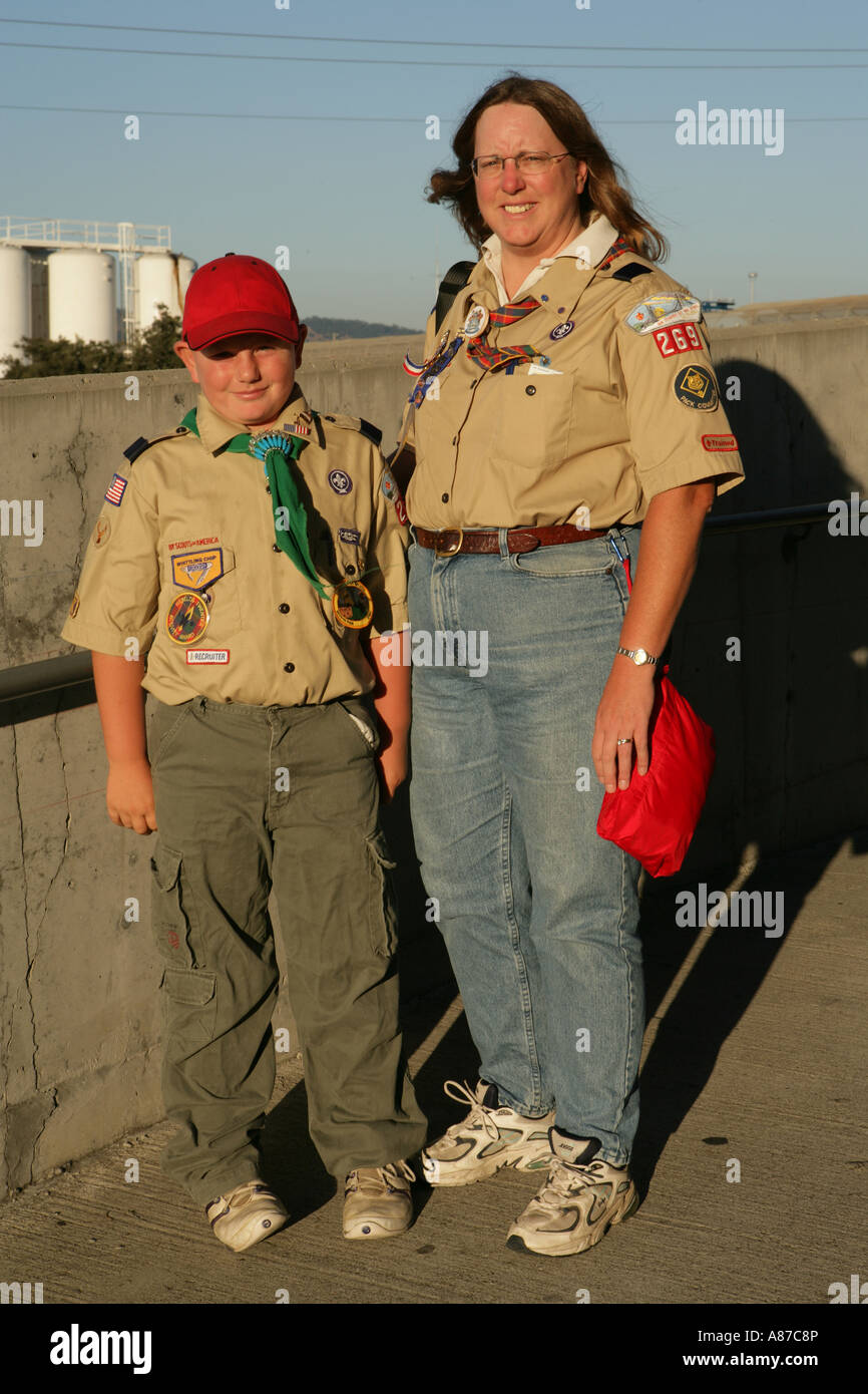 Femme chef scout des boy scouts et à l'extérieur Banque D'Images