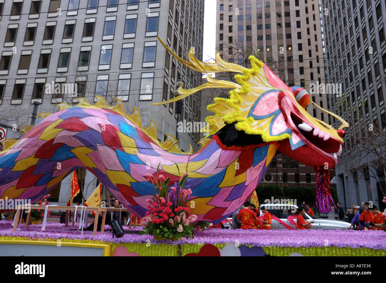 Le dragon chinois serpente dans les rues de San Francisco Californie Banque D'Images