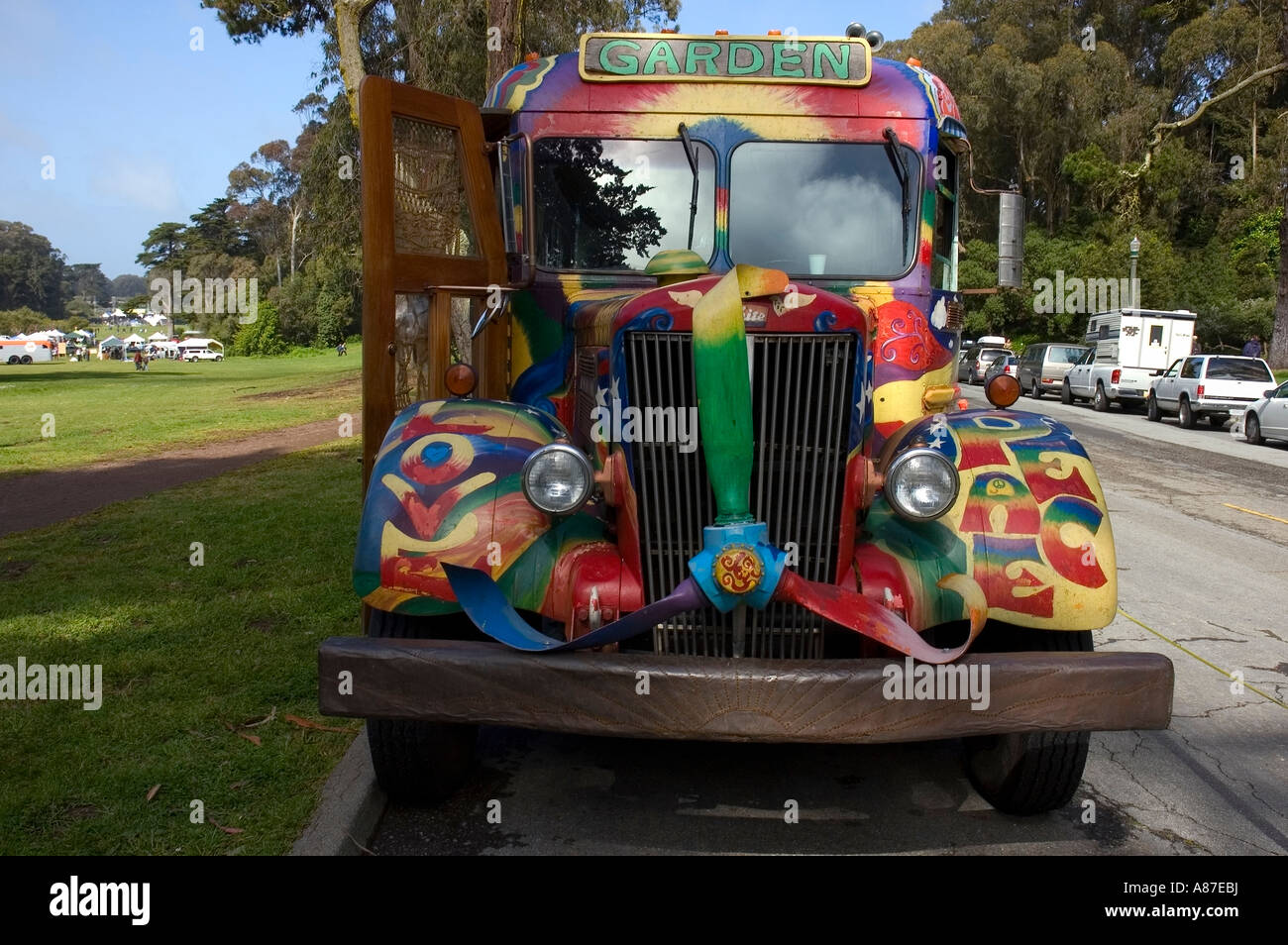 Bus Hippie peint en couleurs psychédéliques sauvages Banque D'Images