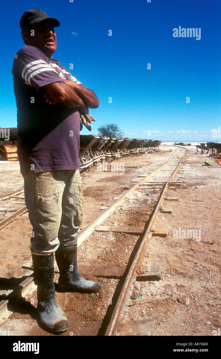 Un travailleur de l'exploitation du sel plateau à Salinas Grandes dans Cordoba Argentine Banque D'Images
