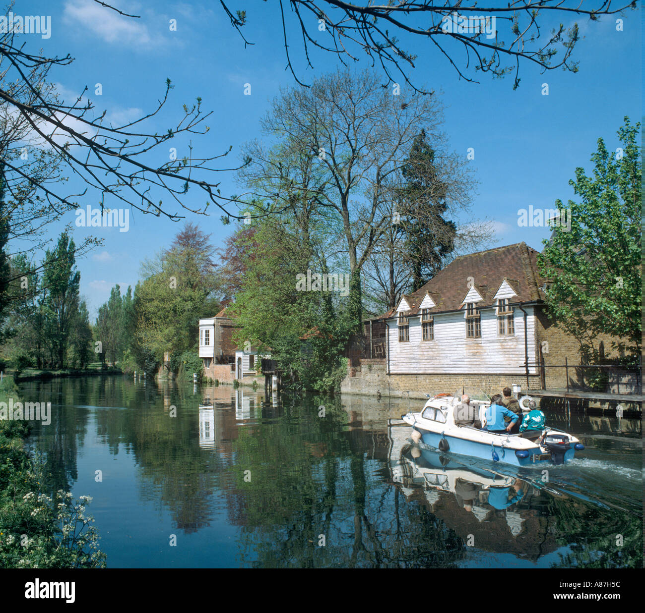 Navigation de plaisance sur la rivière Lea, Ware, Hertfordshire, Royaume-Uni Banque D'Images