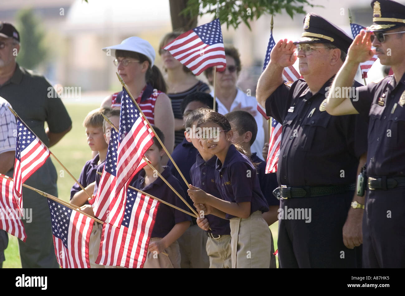 Les enfants de l'école américaine et de police au cours d'une cérémonie du jour du Souvenir en rendant hommage à ceux qui sont morts dans la lutte contre les guerres. USA Banque D'Images