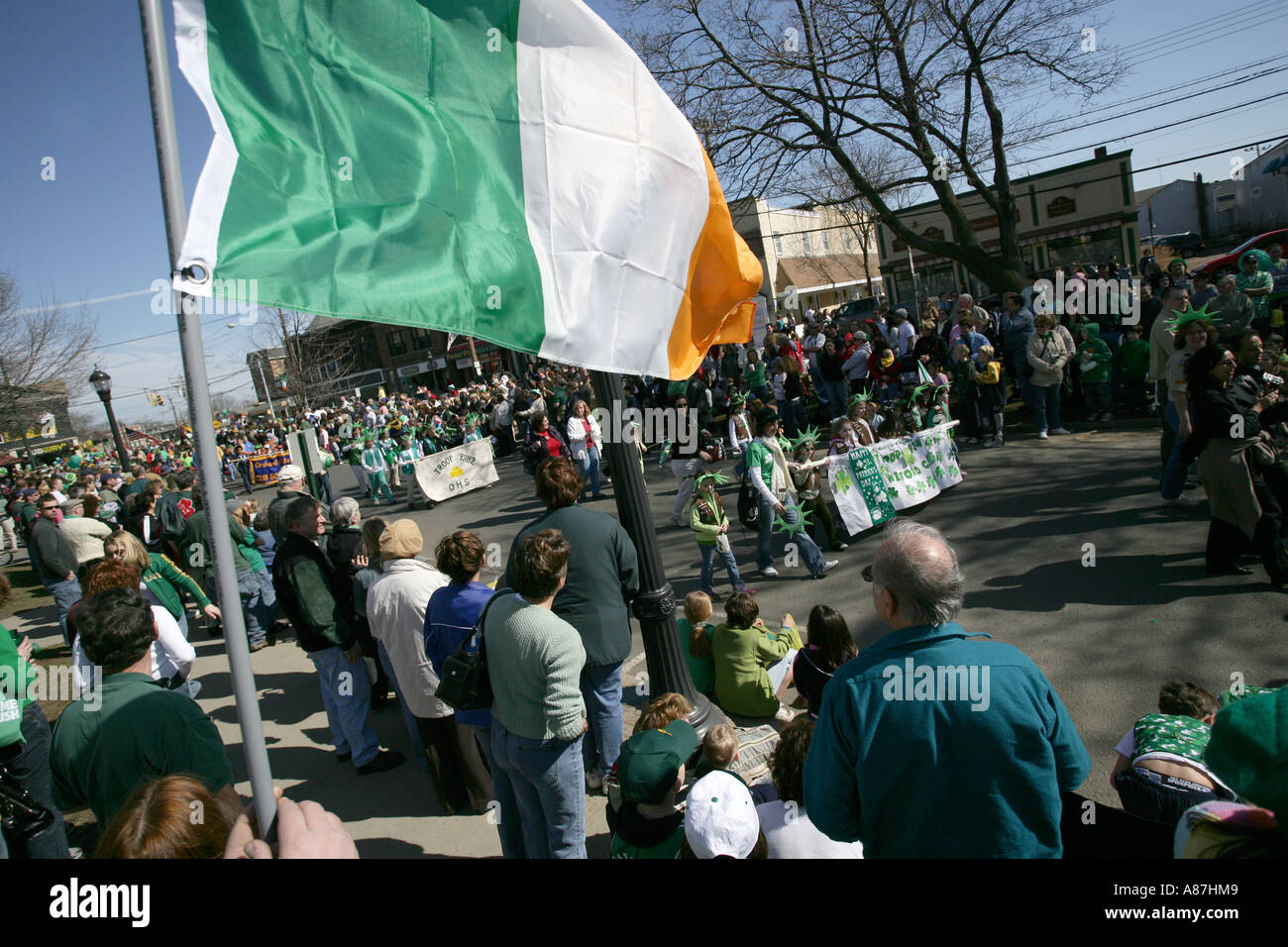 Saint Patricks Day Parade avec drapeau et des marcheurs Banque D'Images