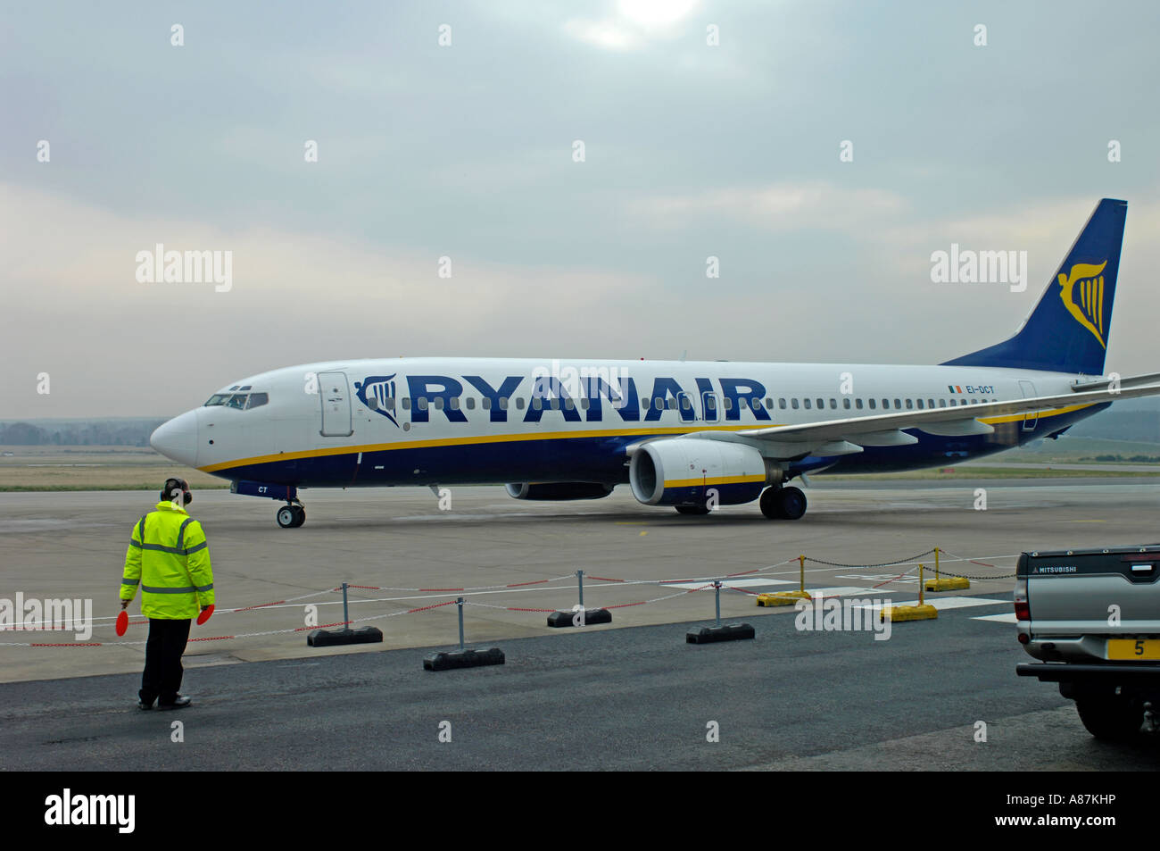 Arrivée Dalcross Ryanair Boeing 737-8que sur le stand de l'aérodrome Banque D'Images