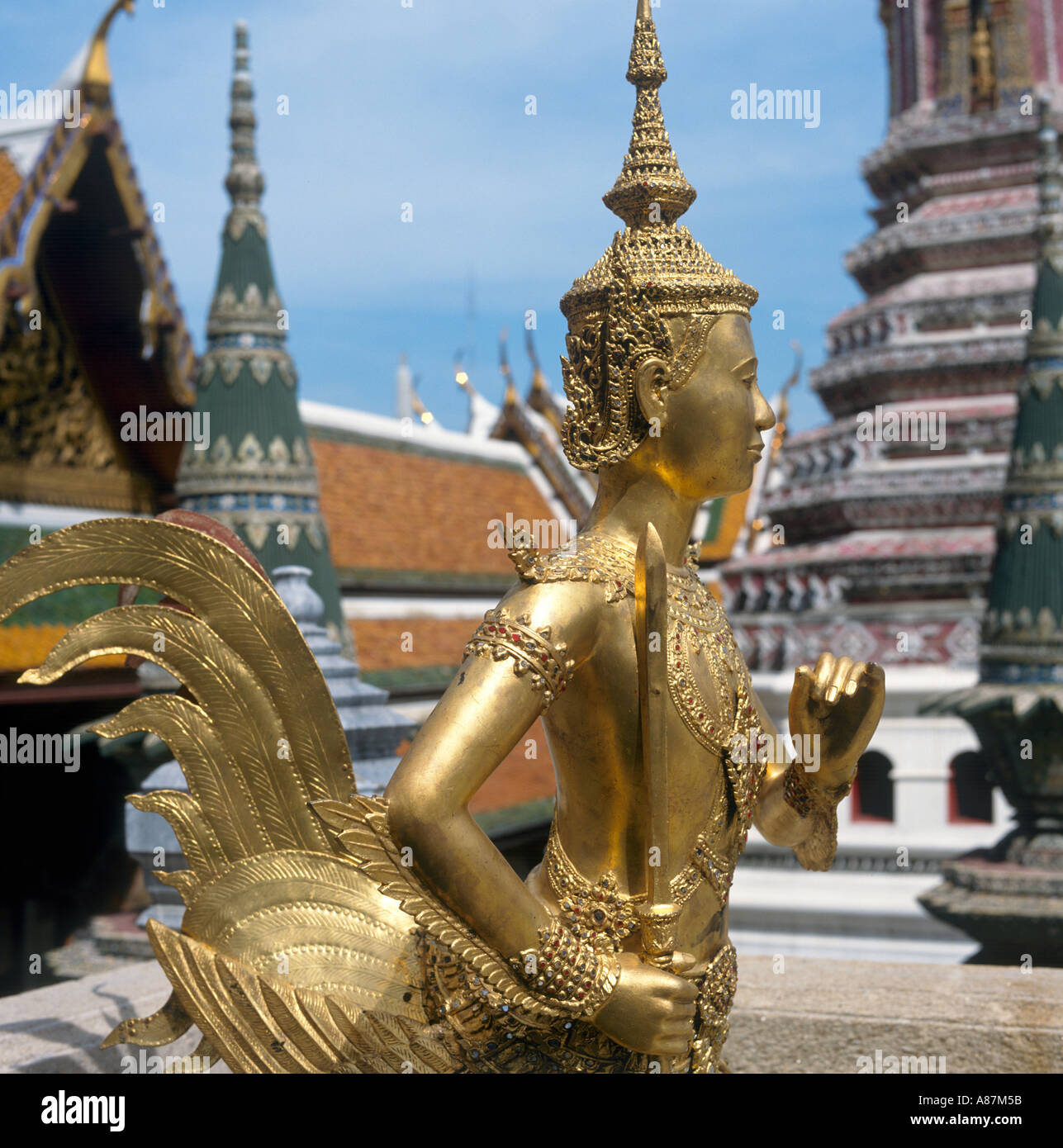 Statue sur la terrasse supérieure, Grand Palace, Bangkok, Thaïlande Banque D'Images