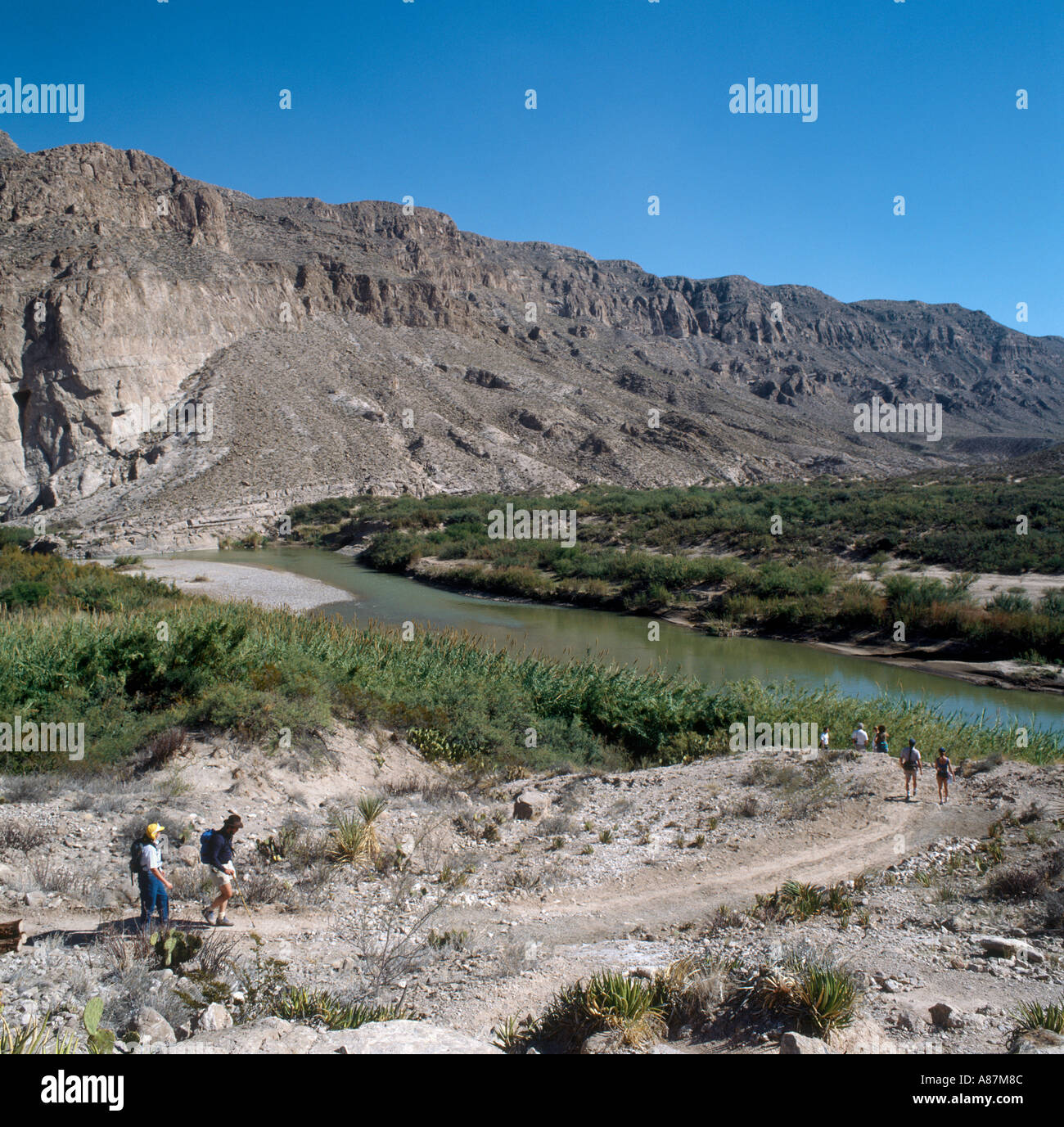 Les marcheurs par la frontière mexicaine sur le fleuve Rio Grande, Big Bend National Park, Texas, États-Unis Banque D'Images