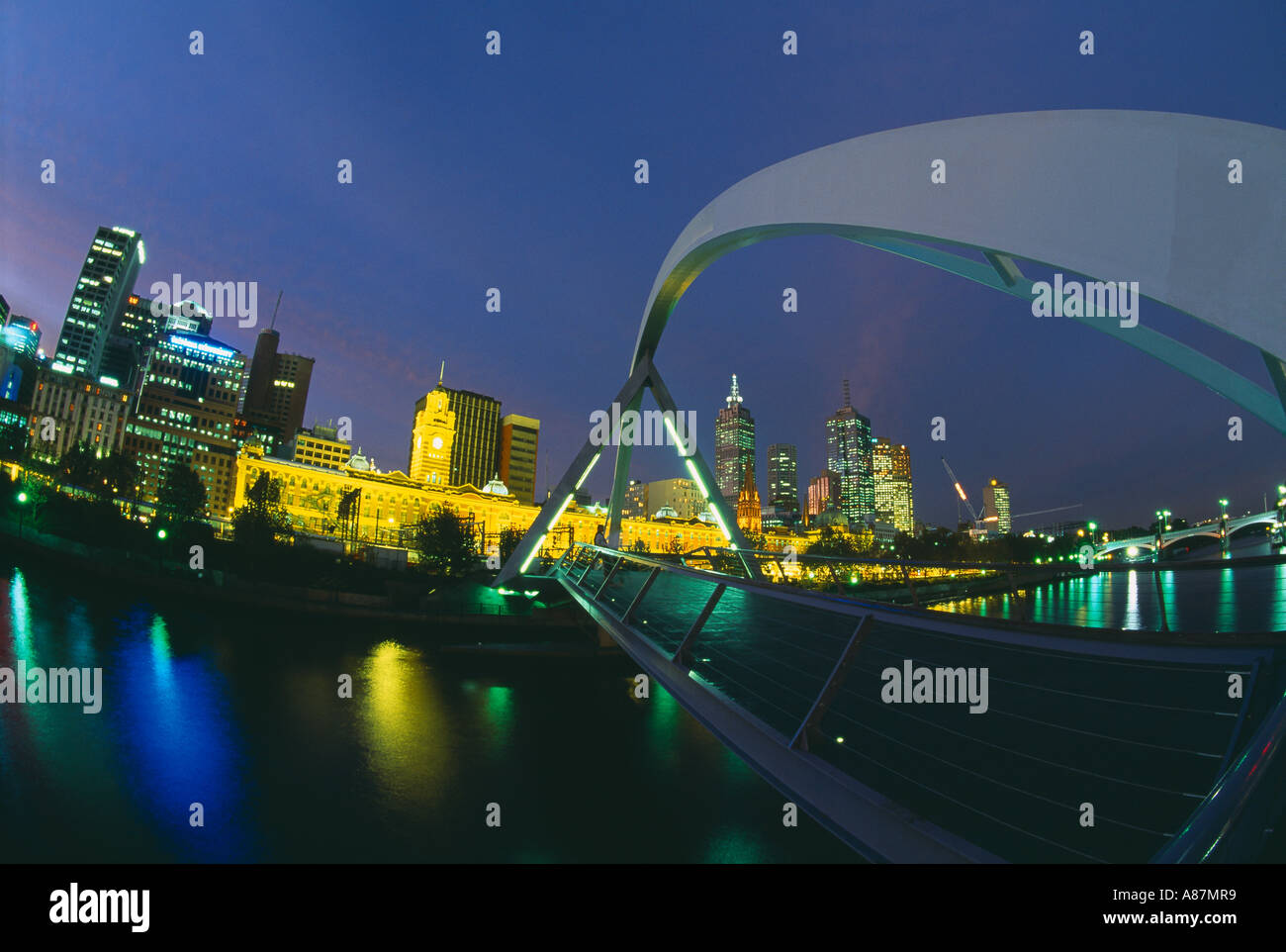 Yarra River passerelle au-dessus de la nuit avec l'horizon de la ville au-delà de Melbourne Australie Banque D'Images