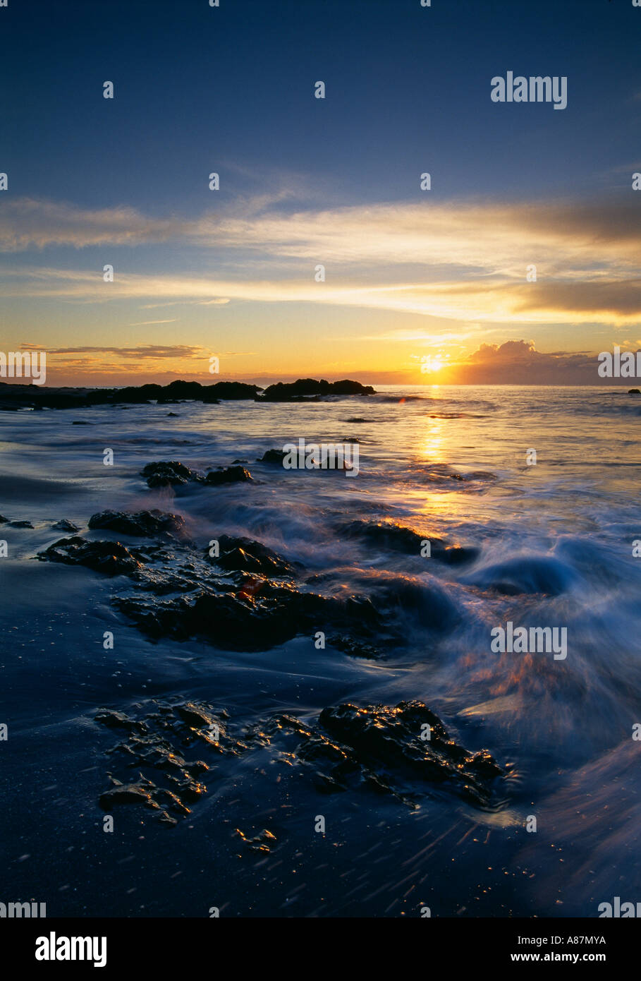 Playa Montezuma à l'aube de la côte Pacifique de la Péninsule de Nicoya au Costa Rica Banque D'Images