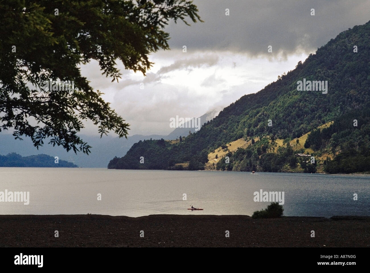 Lago Todos Los Santos d'un lac dans le Parque Nacional Vicente Perez Rosario dans la région des lacs du Chili Banque D'Images