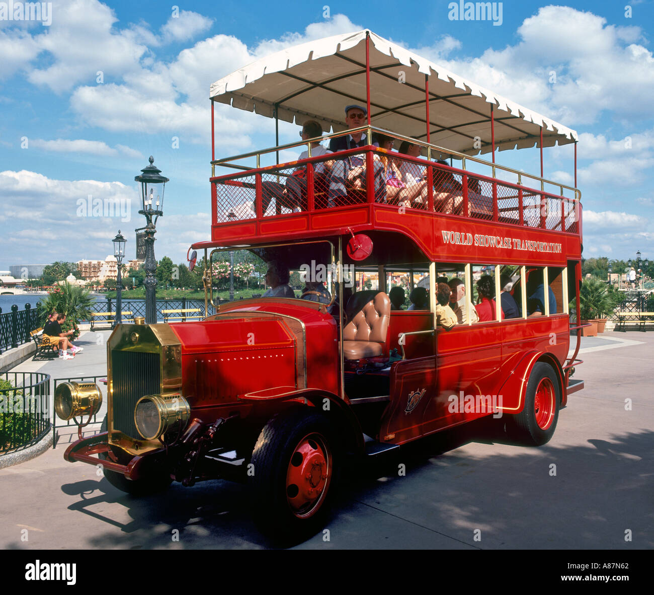 Transport en autobus, World Showcase d'Epcot Center, Walt Disney World, Orlando, Floride, USA Banque D'Images