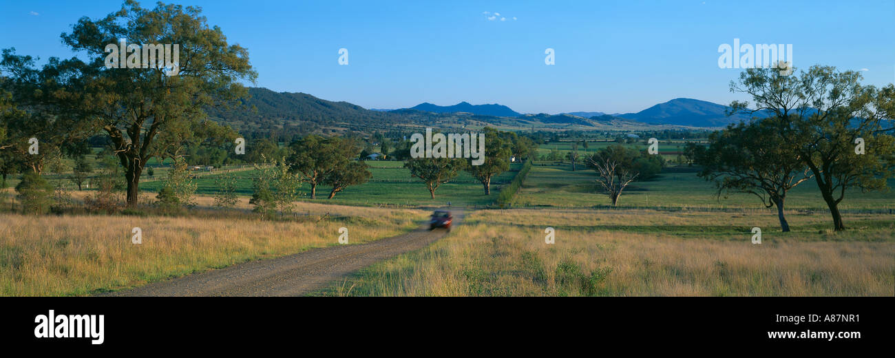 Location de véhicule utilitaire sport sur route de terre terres agricoles dans la région de Hunter Valley Australie Nouvelle Galles du Sud Banque D'Images