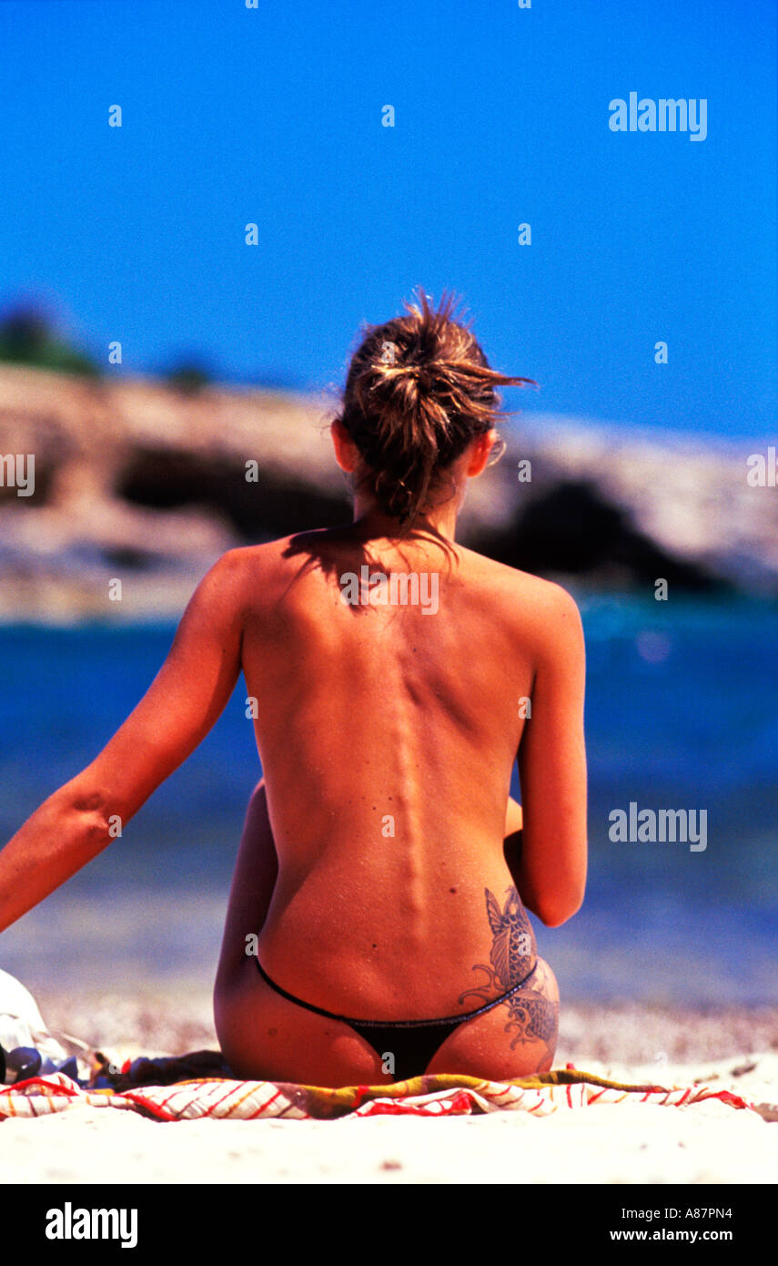 Fille Dans Une Lanière Sur La Plage à Ibiza Banque Dimages