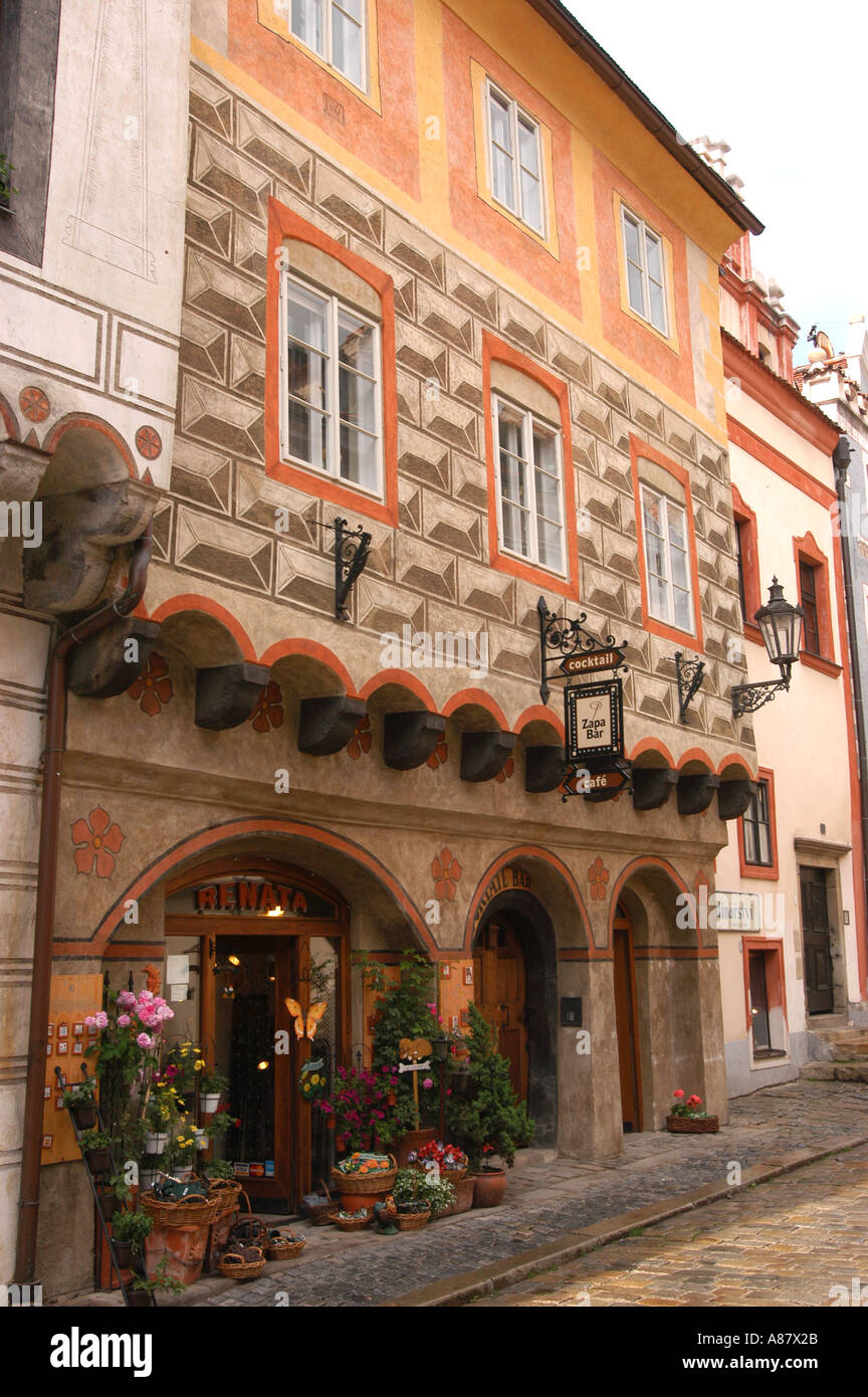Magasin de céramique RENATA et cocktail Bar ZAPA dans l'historique Cesky Krumlov, Bohême du Sud. Bâtiment de façade sgraffito sur la rue Latran, République tchèque. Banque D'Images
