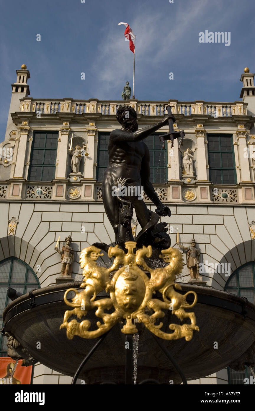 Statue de bronze de la fontaine de Neptune à Artus court à Gdansk, Pomorskie, Pologne. Célèbre monument historique et attraction touristique dans la vieille ville. Banque D'Images