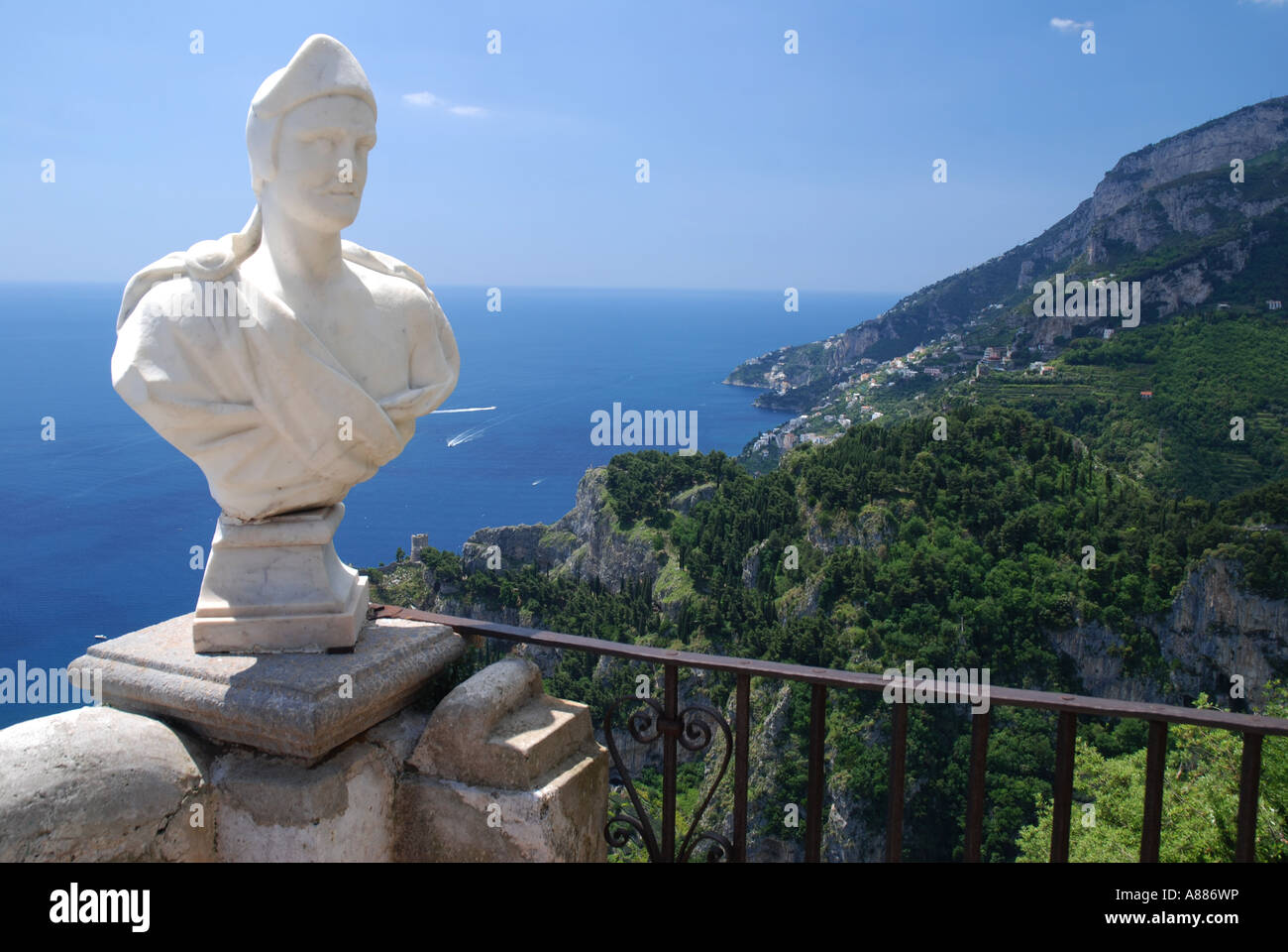 Statue sur la terasse de la Villa Cimbrone avec vue sur la mer Méditerranée côte d'Amalafi Ville Ravello Italie Banque D'Images