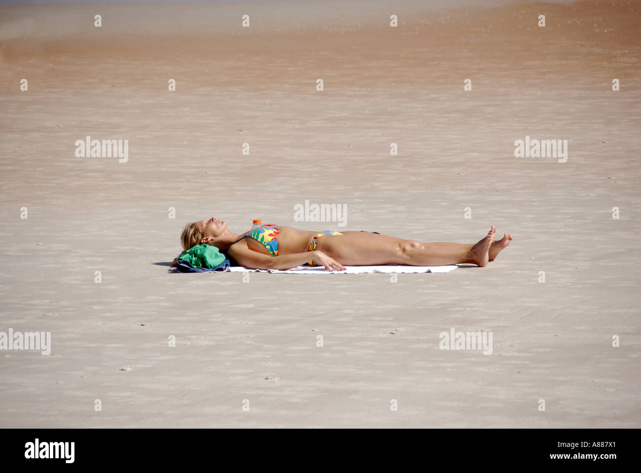 Adorateur de bronzage du soleil pose détente sur la plage de Daytona Beach en Floride FL Banque D'Images