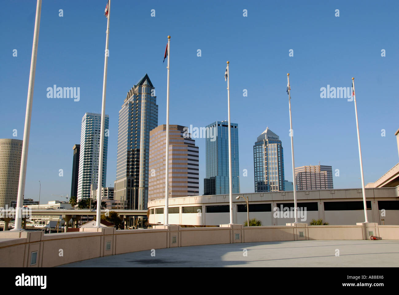 Le centre-ville de ville de Tampa en Floride avec le Centre des Congrès à l'avant-plan au bord de l'eau Banque D'Images