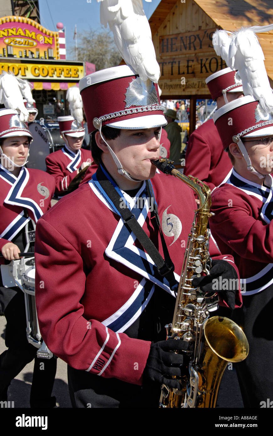 Palm Harbor University High School Marching Band participe à une parade à la foire de l'État de Floride à Tampa Banque D'Images