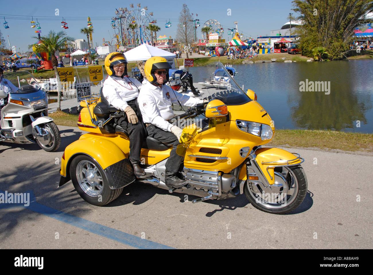 Les hommes et les femmes prennent part à un défilé à la foire de l'État de Floride à Tampa Florida FL Banque D'Images