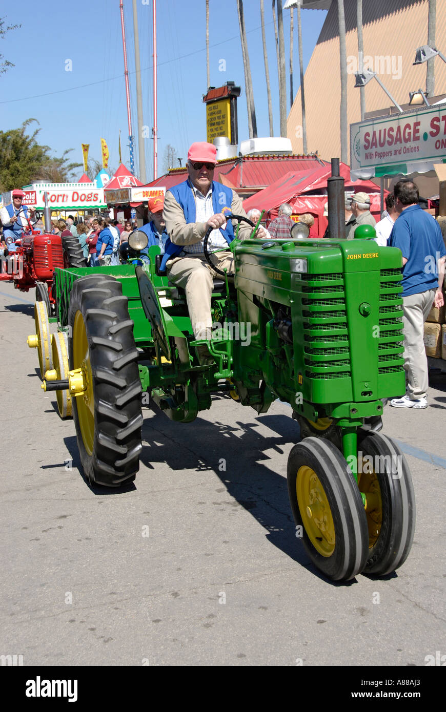 Conduire les tracteurs et les agriculteurs prennent part à un défilé à la foire de l'État de Floride à Tampa Florida FL Banque D'Images